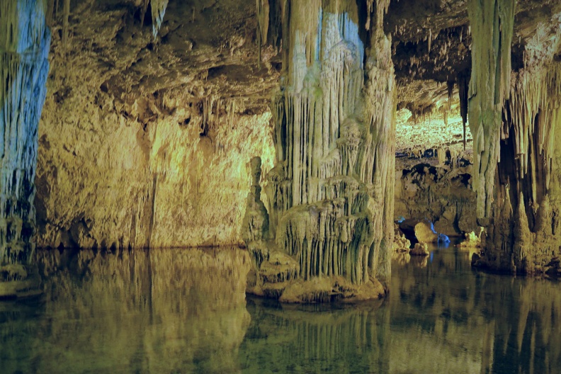Alghero - Grotte de Neptune un pilier.JPG