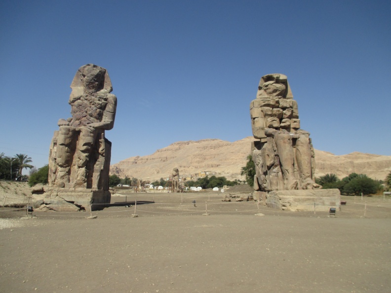Louxor - Les colosses de Memnon.JPG